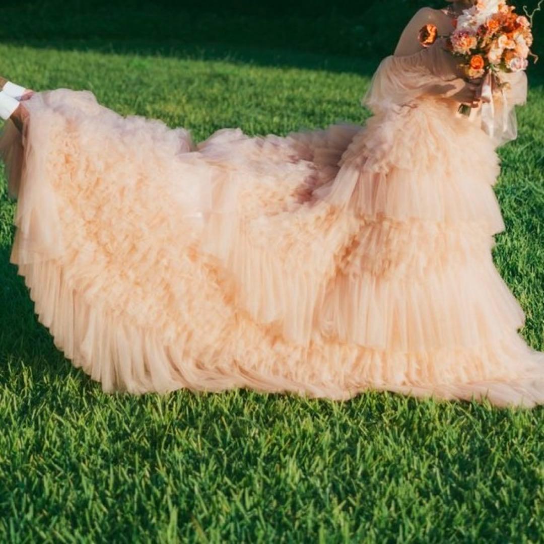 淡いピンクのオフショルダードレス