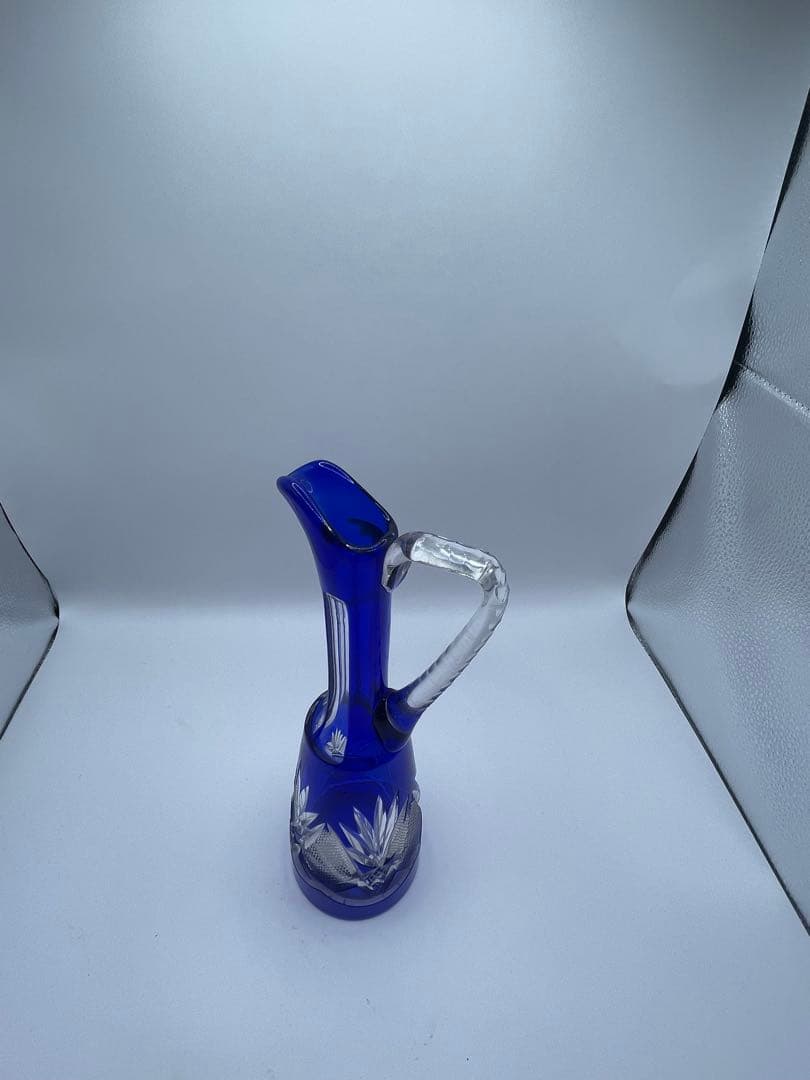 青いガラス製ピッチャー