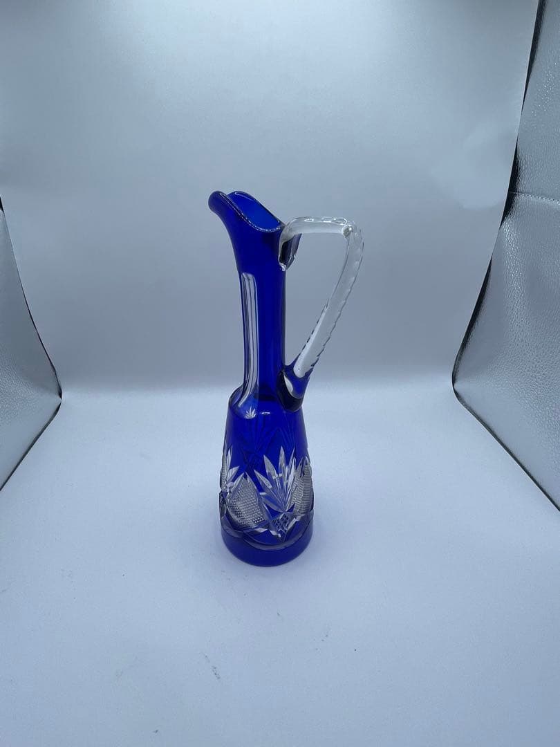 青いガラス製ピッチャー