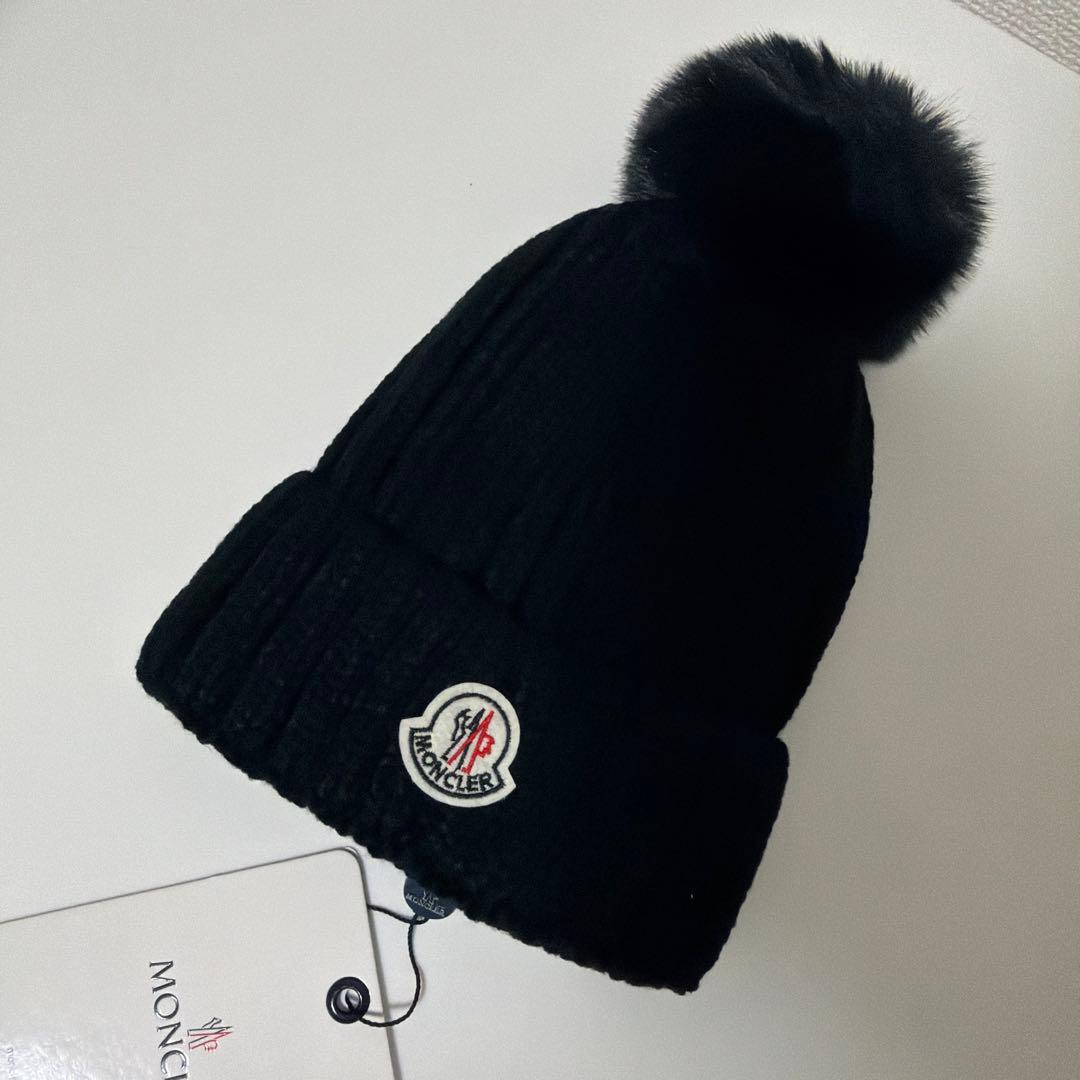 MONCLER ブラックニット帽 ポンポン付き