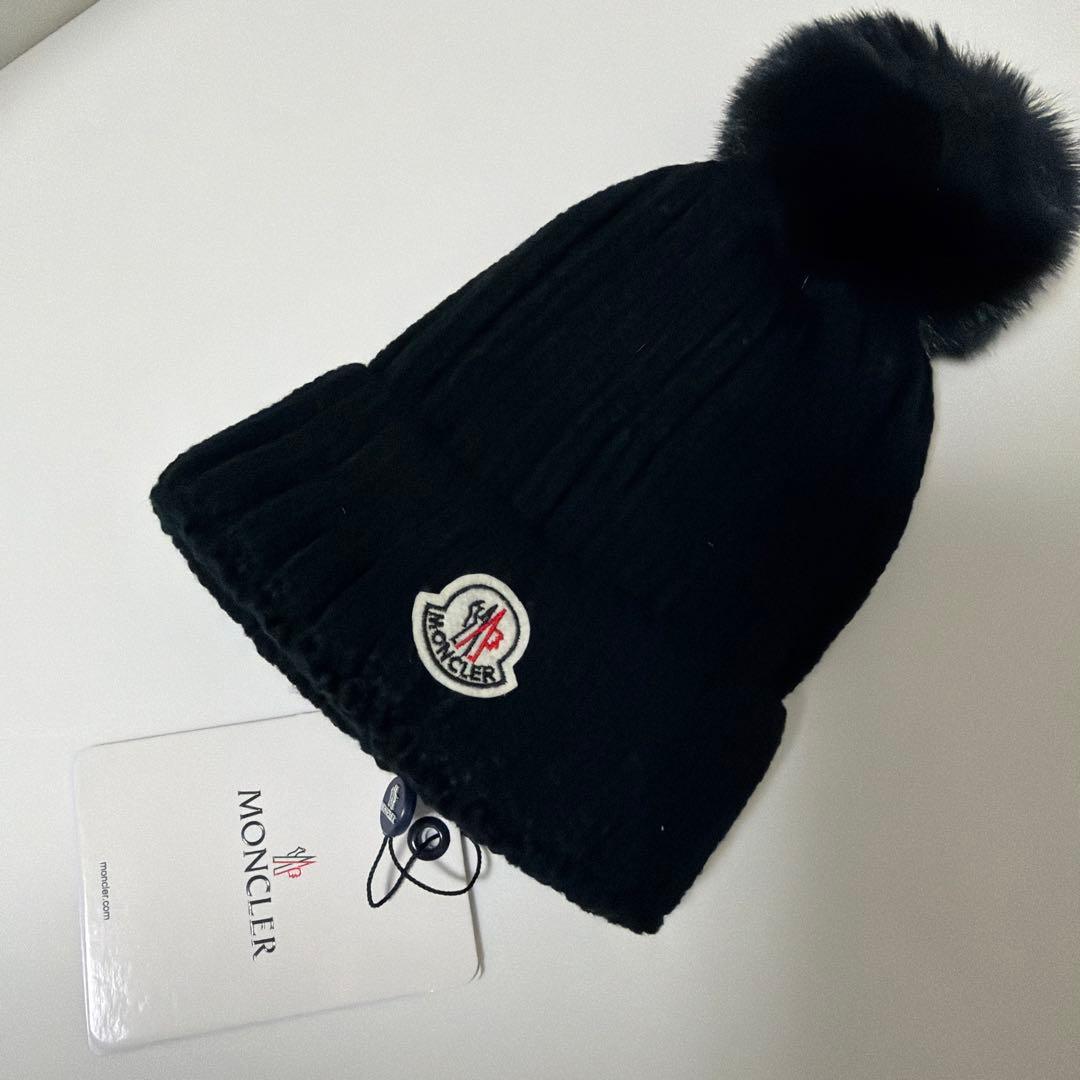 MONCLER ブラックニット帽 ポンポン付き
