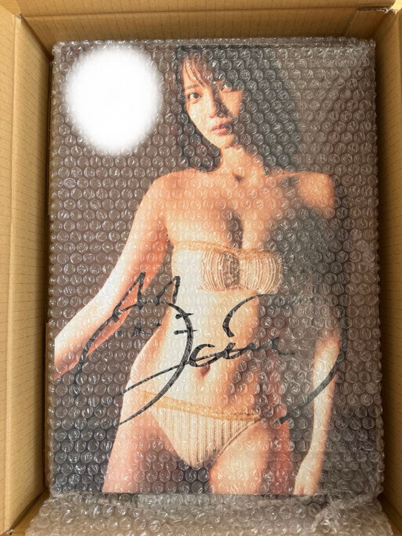 新谷姫加　直筆サイン入り写真パネル (A3サイズ) 限定品