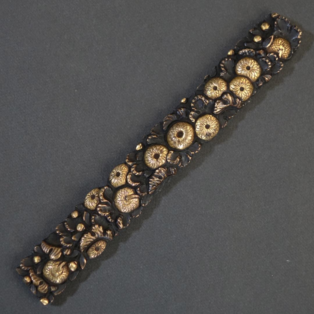 鍔 鐔 小柄 刀装具 日本刀 骨董 江戸時代【銅地 高肉彫 鍍金 菊花尽図小柄】