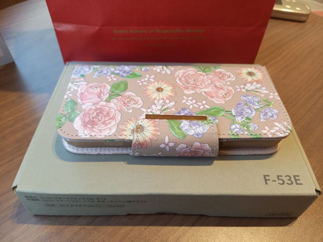 docomo らくらくスマートフォン F-53E 本体　ケース&フィルム貼付済み