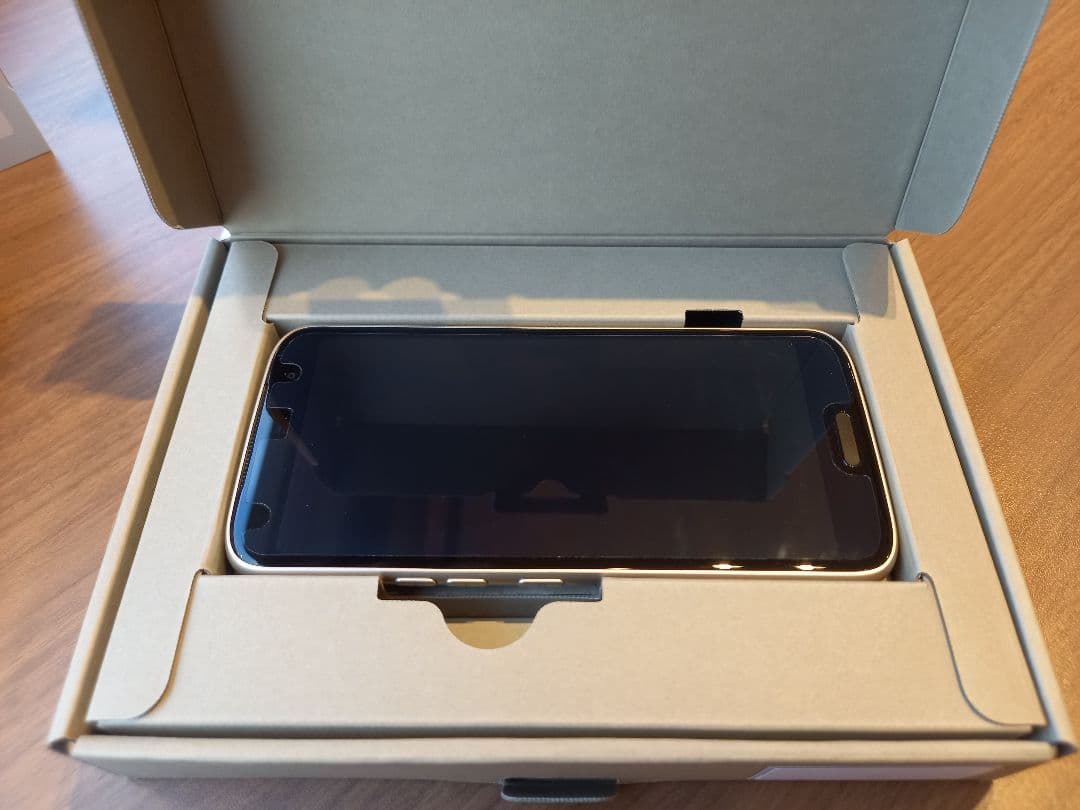 docomo らくらくスマートフォン F-53E 本体　ケース&フィルム貼付済み