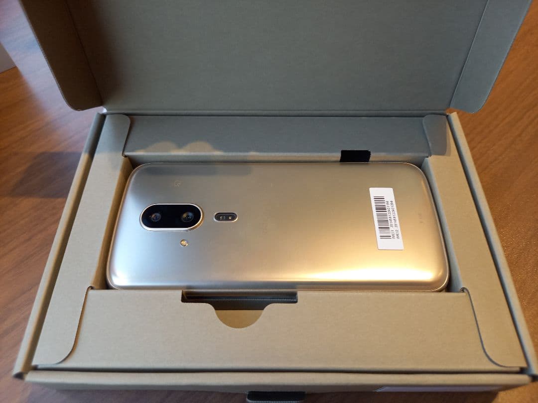 docomo らくらくスマートフォン F-53E 本体　ケース&フィルム貼付済み