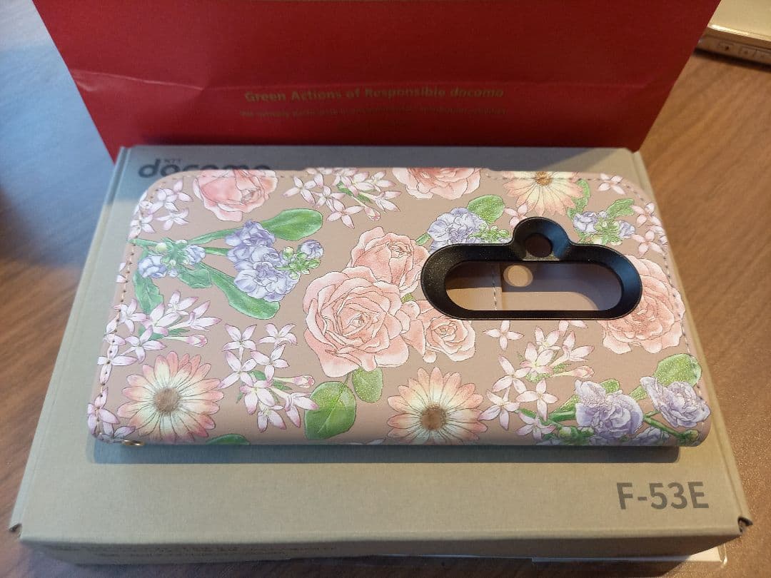 docomo らくらくスマートフォン F-53E 本体　ケース&フィルム貼付済み