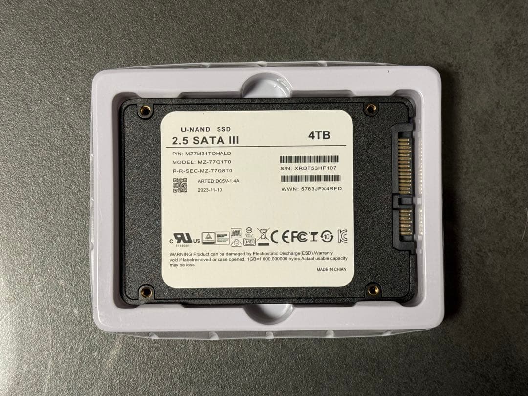 新品未使用　SATA III SSD 4TB 2.5インチ最大545MB/s