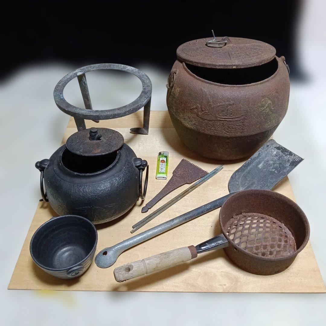 96..伝統的な鉄製南部、炭消し釜、五徳、火鉢セット、