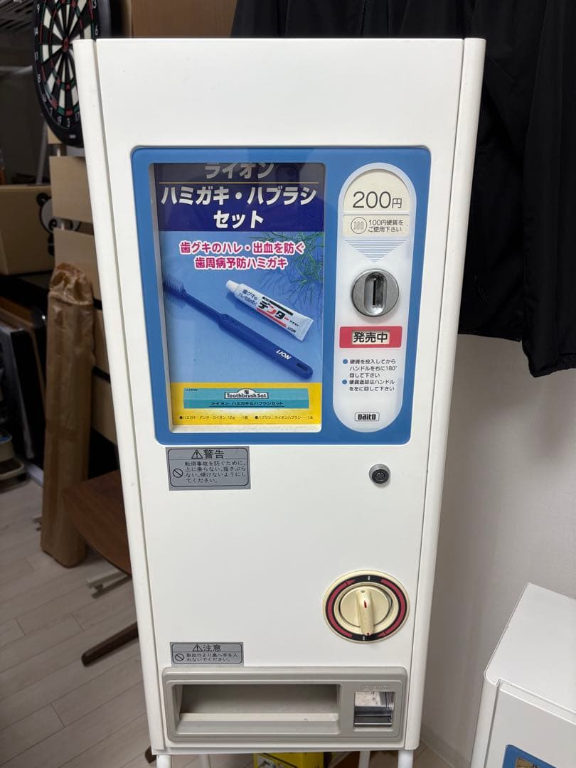 ②カードガチャガチャマシン　手動式自動販売機　ダイト　DF-8