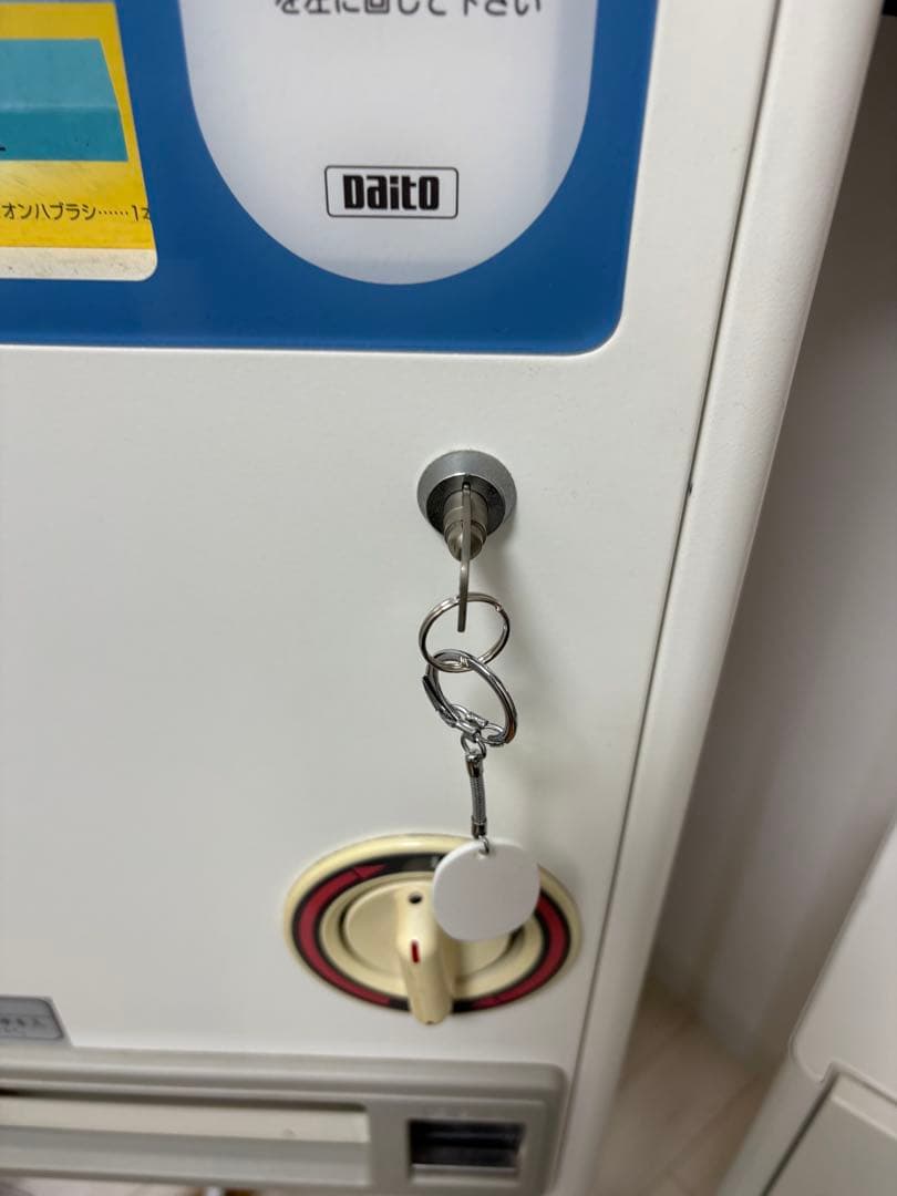 ②カードガチャガチャマシン　手動式自動販売機　ダイト　DF-8