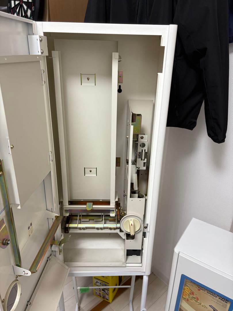 ②カードガチャガチャマシン　手動式自動販売機　ダイト　DF-8