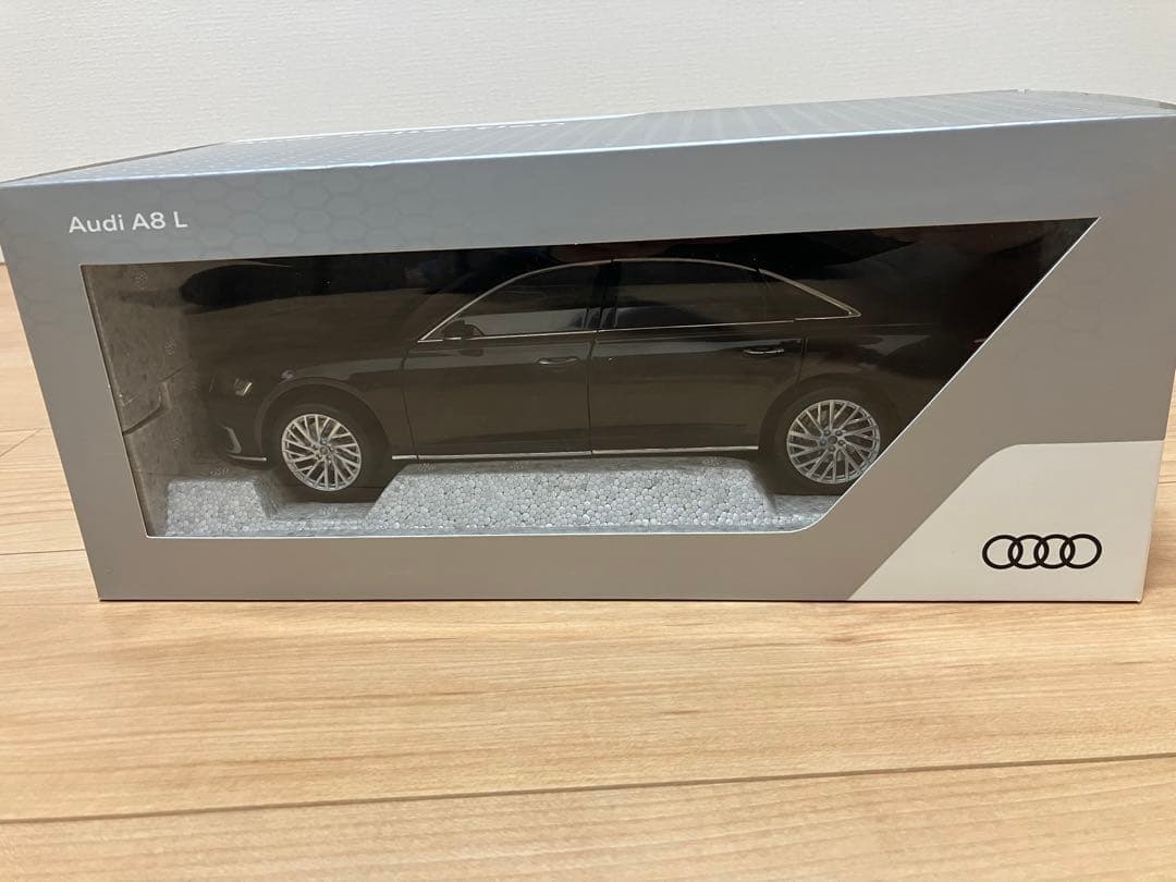 Audi A8 ミニカー 1/18 ブラック