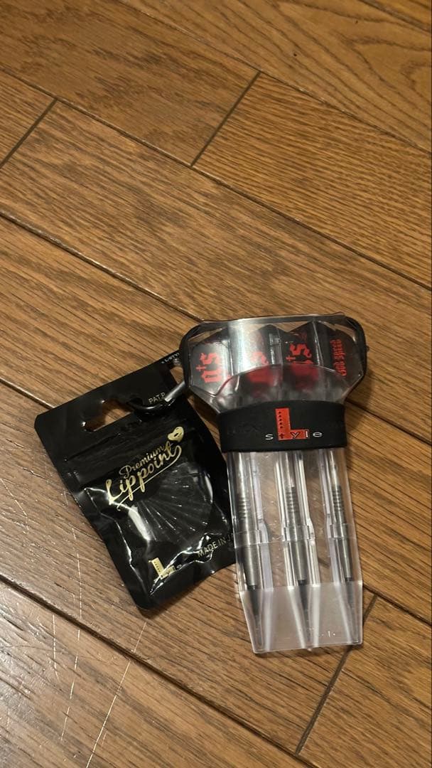 G’sダーツ3本セット 黒と赤のフライト