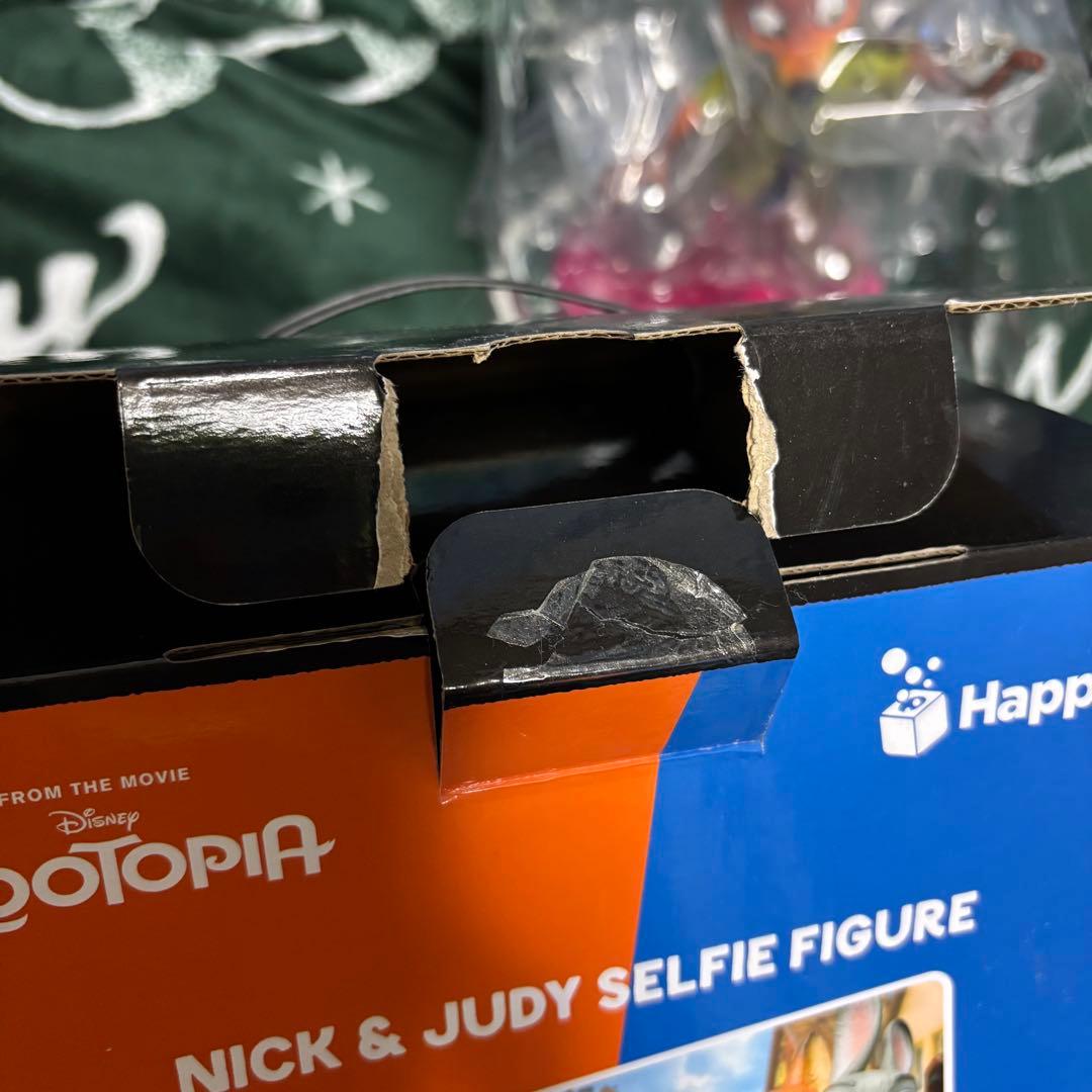 ズートピア Happyくじ フィギュア 缶バッジ