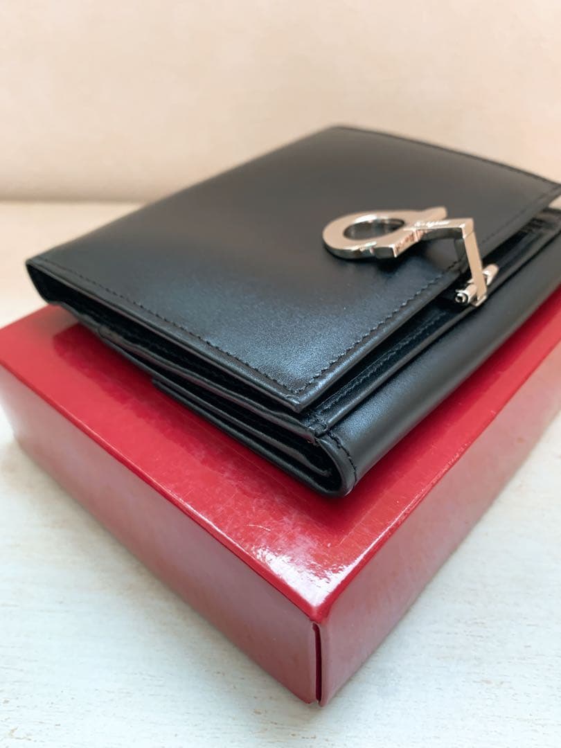 【未使用】フェラガモ 財布　ガンチーニ　二つ折　折財布　サルバトーレフェラガモ