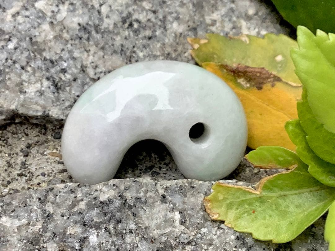 ✳親方絶賛50万円でも安価です‼️極上*氷*の肌目　糸魚川翡翠勾玉　機械鑑定付‼️