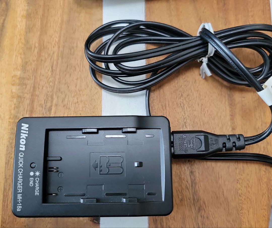 Nikon デジタル一眼レフカメラ ズームレンズ付き　専用充電器付き