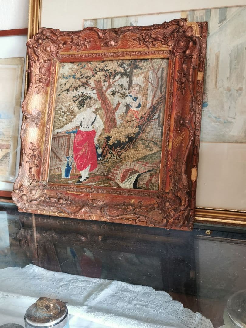 アンティーク 水を汲む女性 ラッパを吹く少年 プチポワン彫刻額装 ガラスフレーム