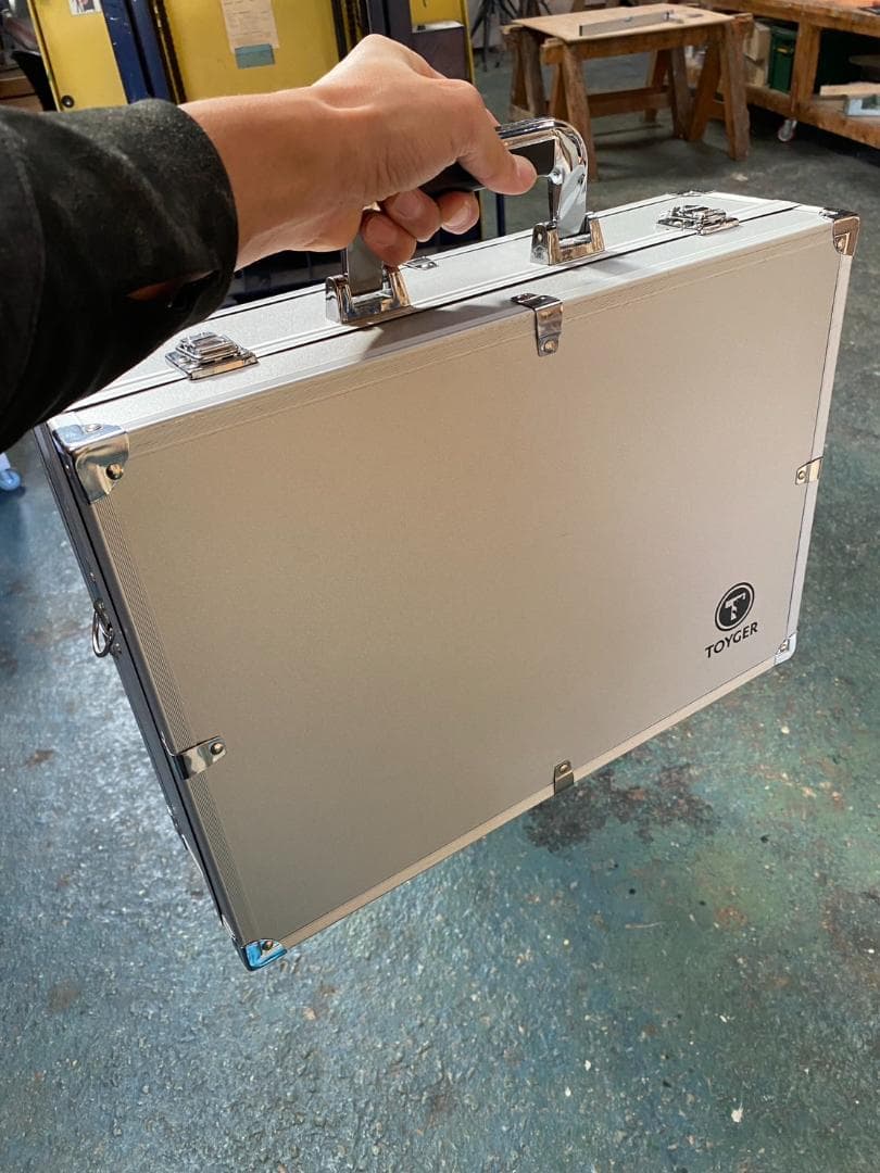 最終価格　TOYGER アタッシュケース シルバー