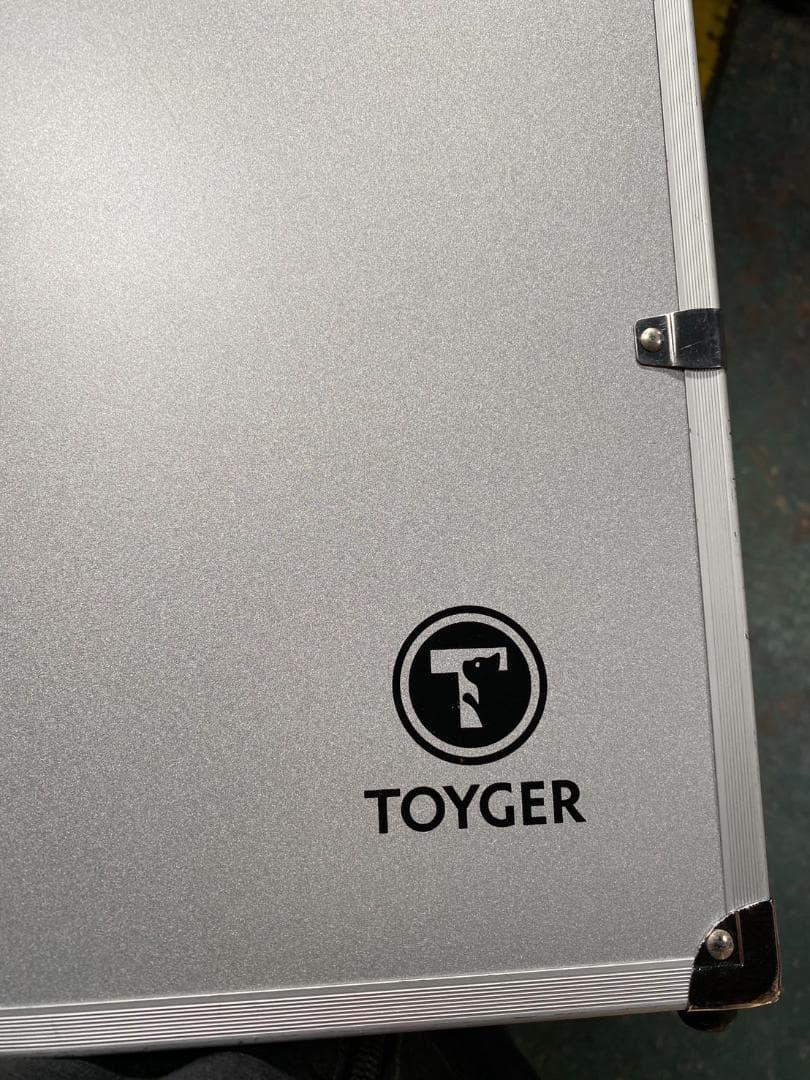 最終価格　TOYGER アタッシュケース シルバー