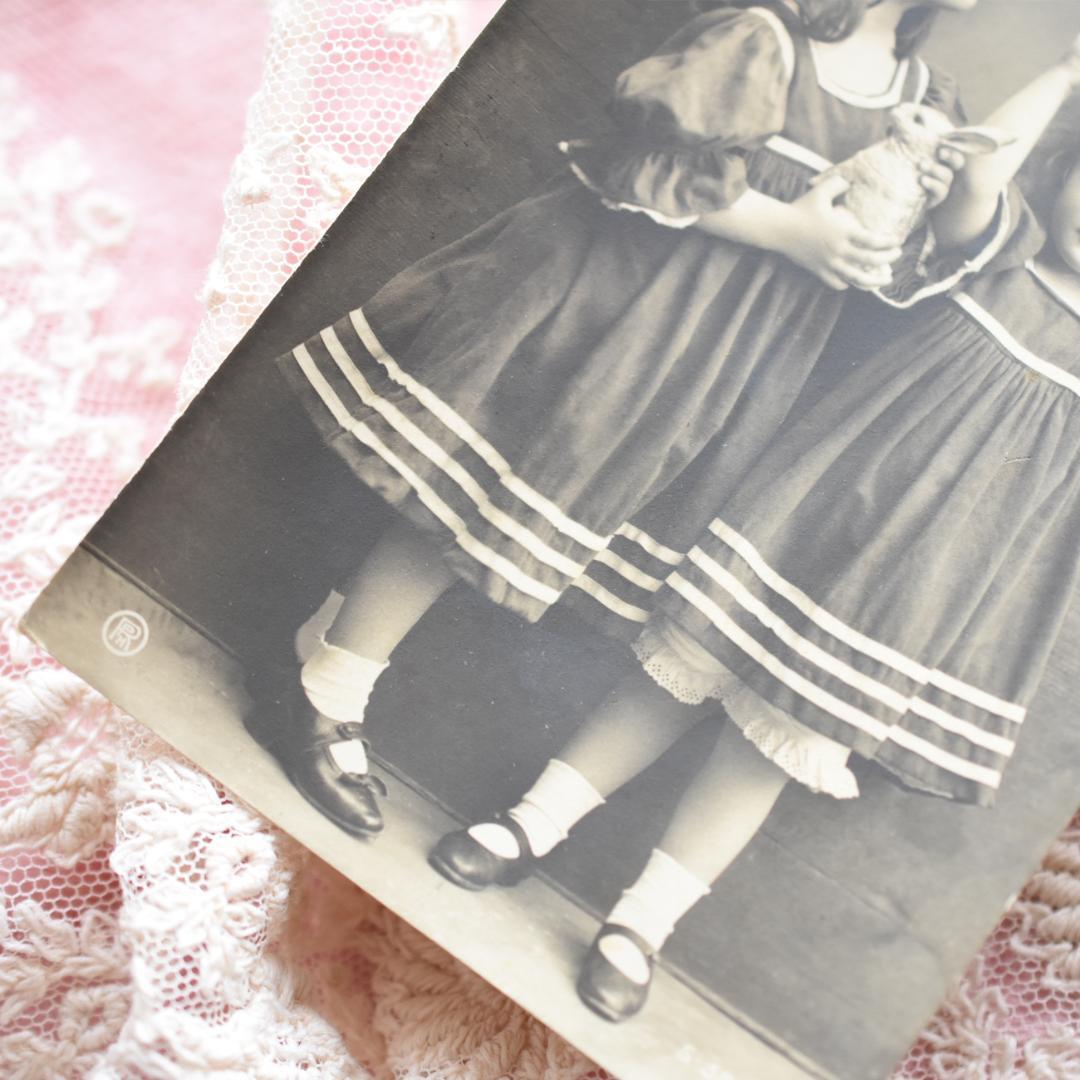 アンティークポストカード　イースターのウサギとお揃いワンピの可愛い少女たち