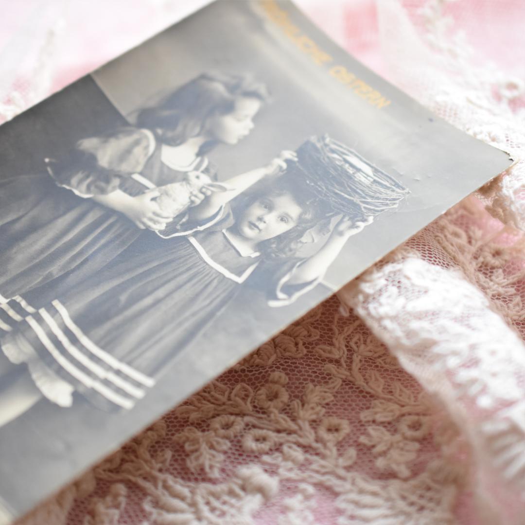 アンティークポストカード　イースターのウサギとお揃いワンピの可愛い少女たち