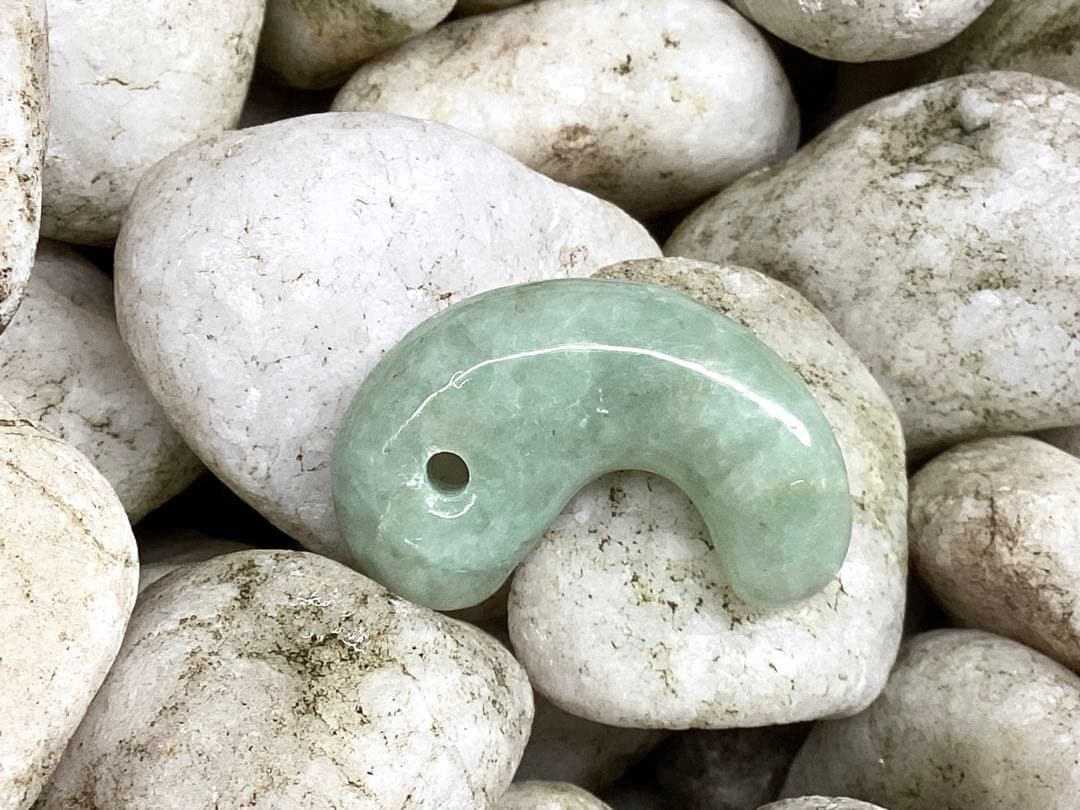 ✳摩訶不思議なパワー　糸魚川翡翠勾玉*本物硬玉　守護石をお身近に　鑑別書付本物を