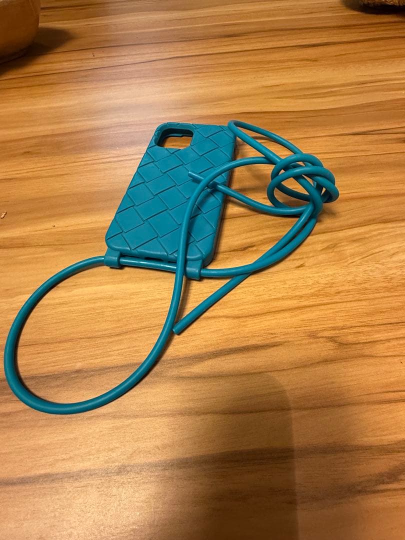 青い編み込み模様のiPhoneケース