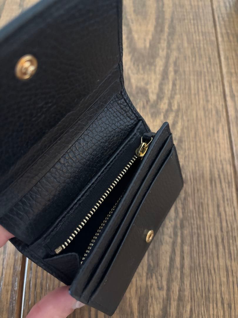 GUCCI ブラック 二つ折り財布 GGロゴ