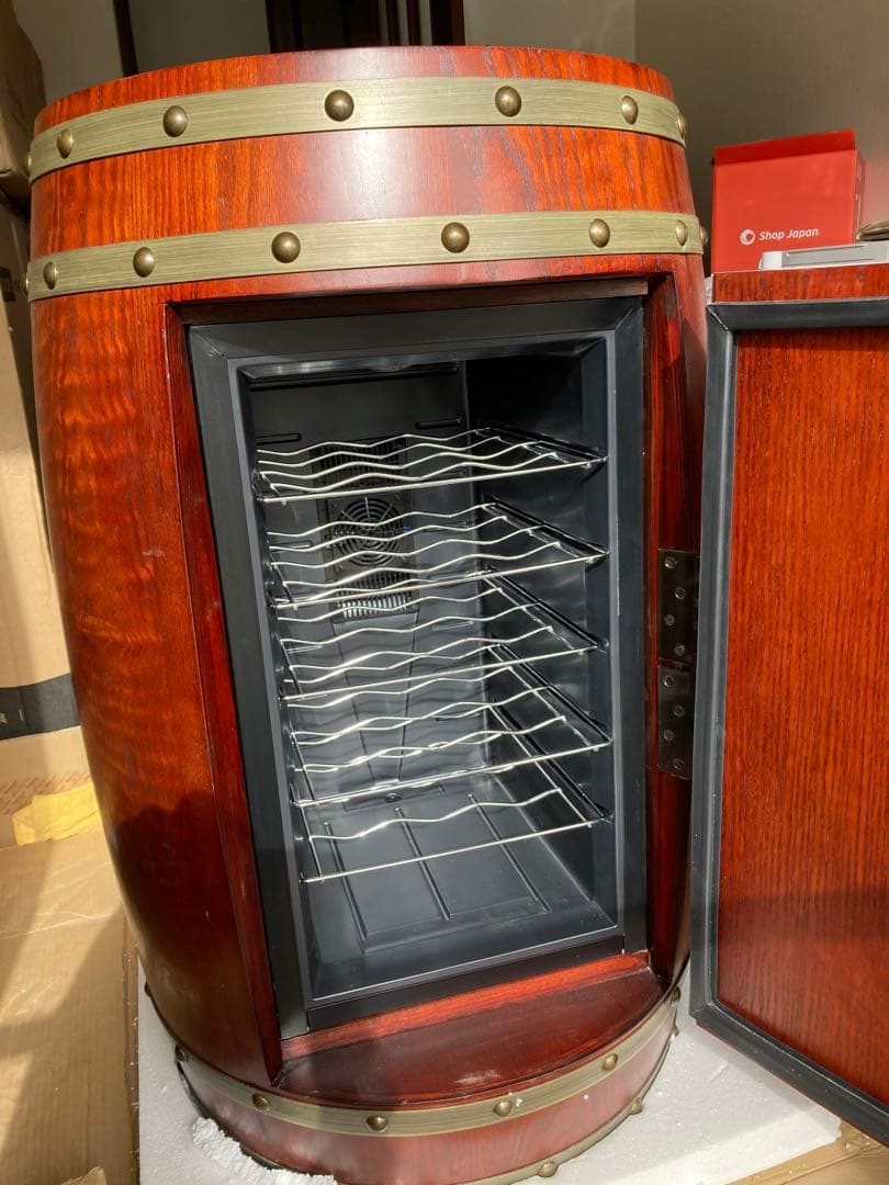 アンティークな樽型デザインのワインクーラーです。