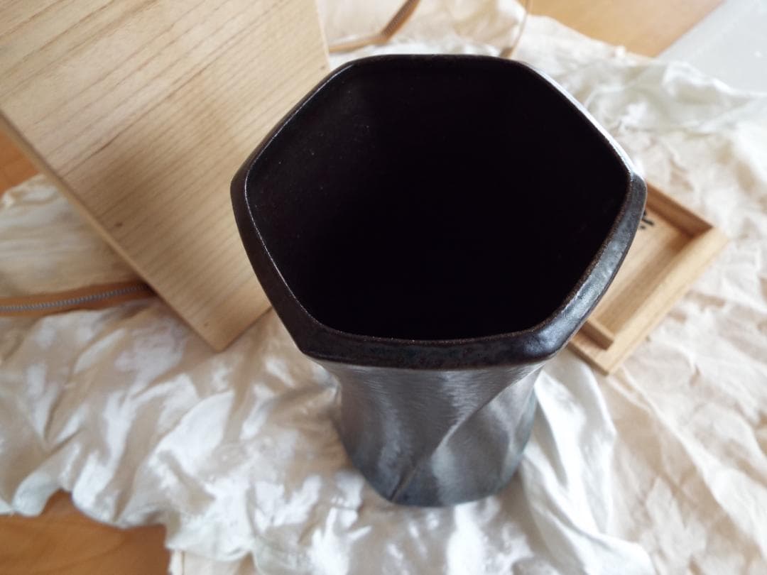 人間国宝浜田庄司の「六角捻花生 」 共箱