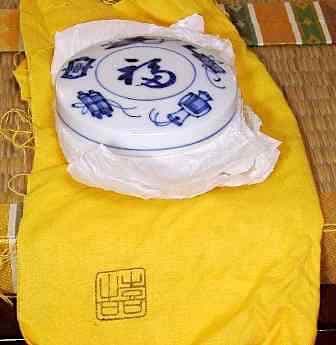 京焼　宮川喜吉 作　染付宝尽くし 香合　中宮寺門主自筆「福」無傷　共箱　保証。