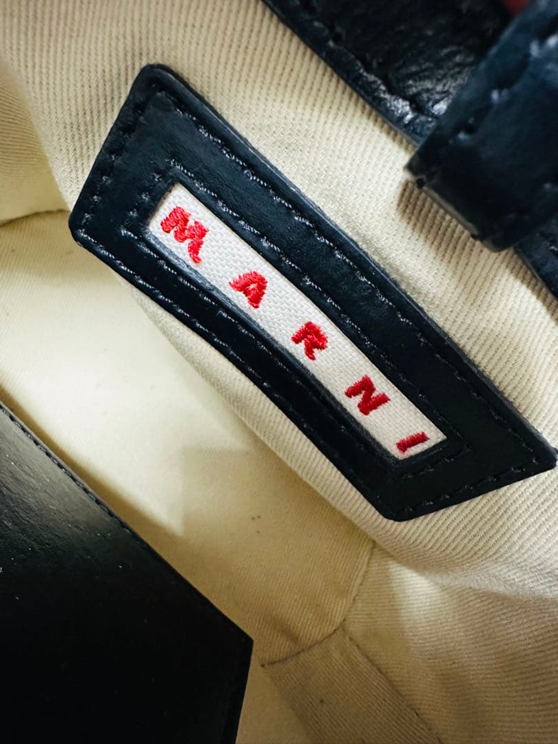 MARNI ブラックショルダーバッグ