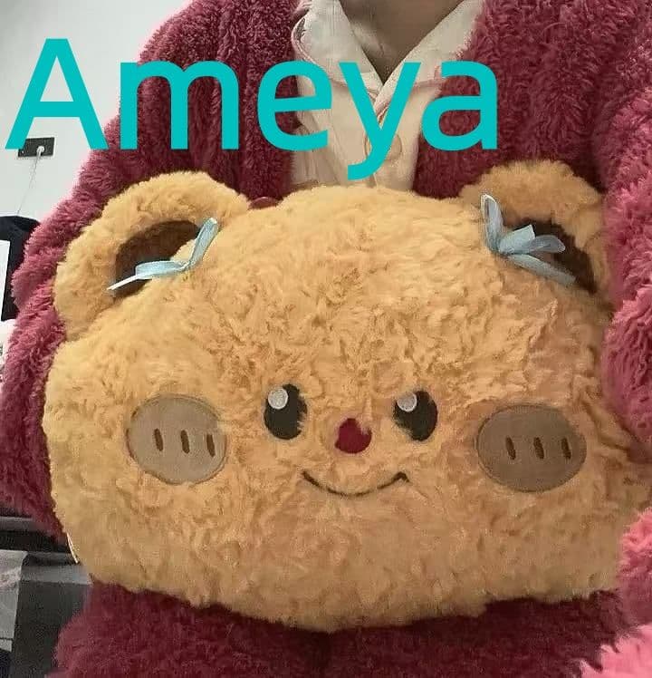 オレンジ色クマのぬいぐるみ