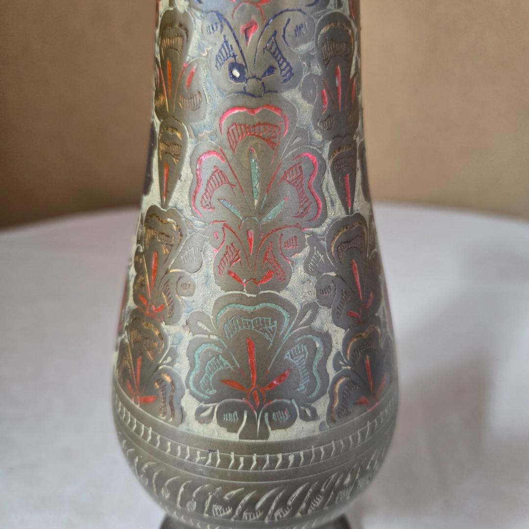 インド製アンティーク花瓶。熟練職人による純手作りで、卓越した技法が光る逸品です。