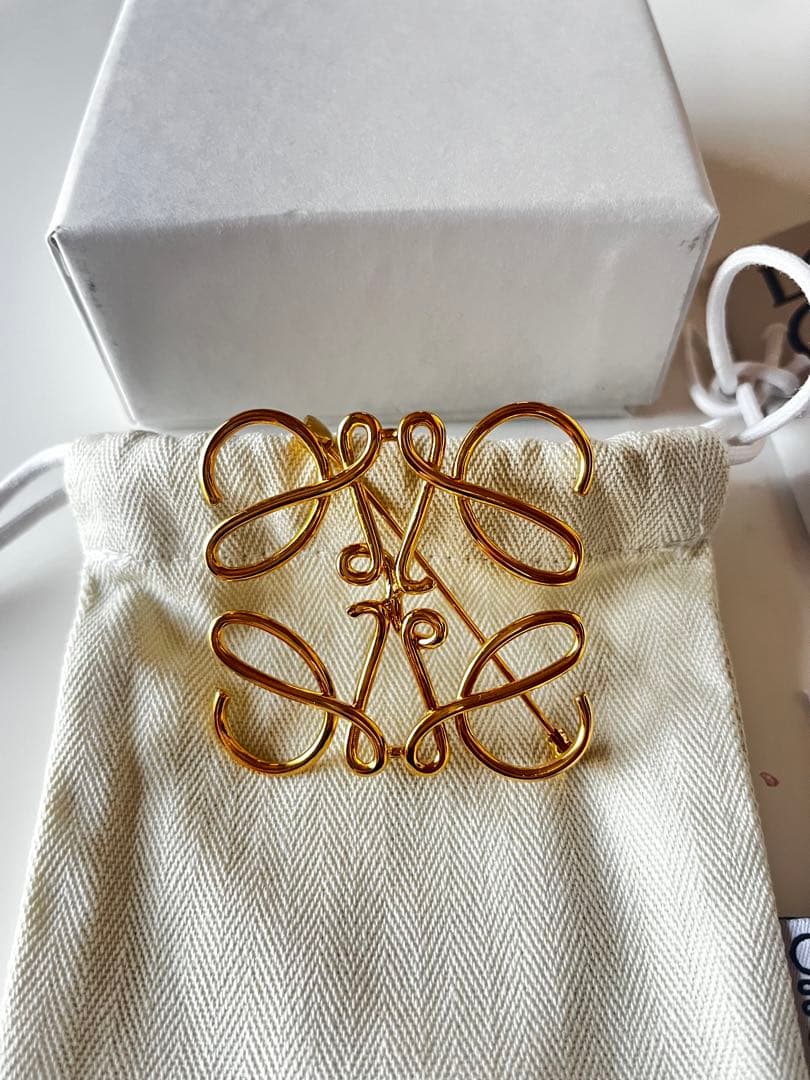 【美品】LOEWE ロエベ　アナグラム　ゴールド　ブローチ　ケース　保存袋付き