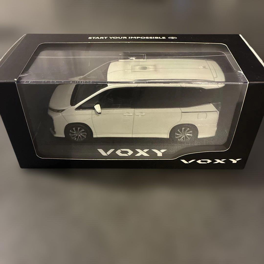 トヨタ　ヴォクシー　VOXY 90系　1/30 ホワイトパール