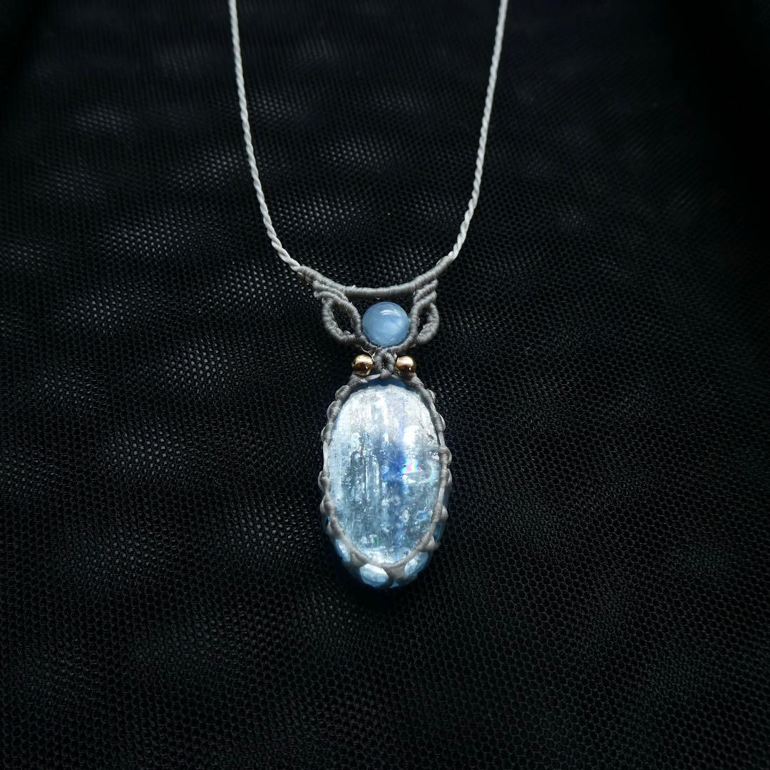 バイカラーカイヤナイトのマクラメネックレス