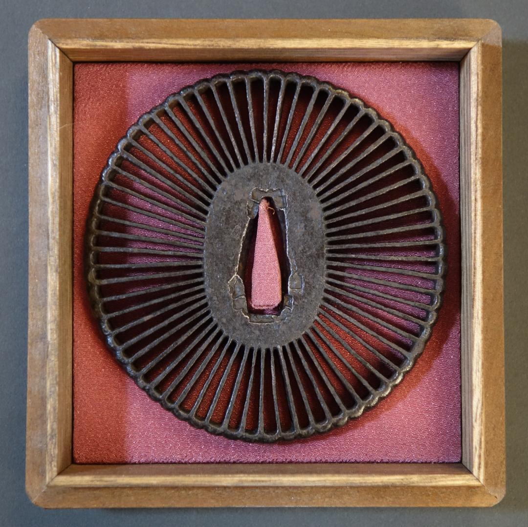 【 菊花透鐔 無銘 早乙女 】(鑑定書有) 鍔 鐔 刀装具 日本刀 武具 骨董