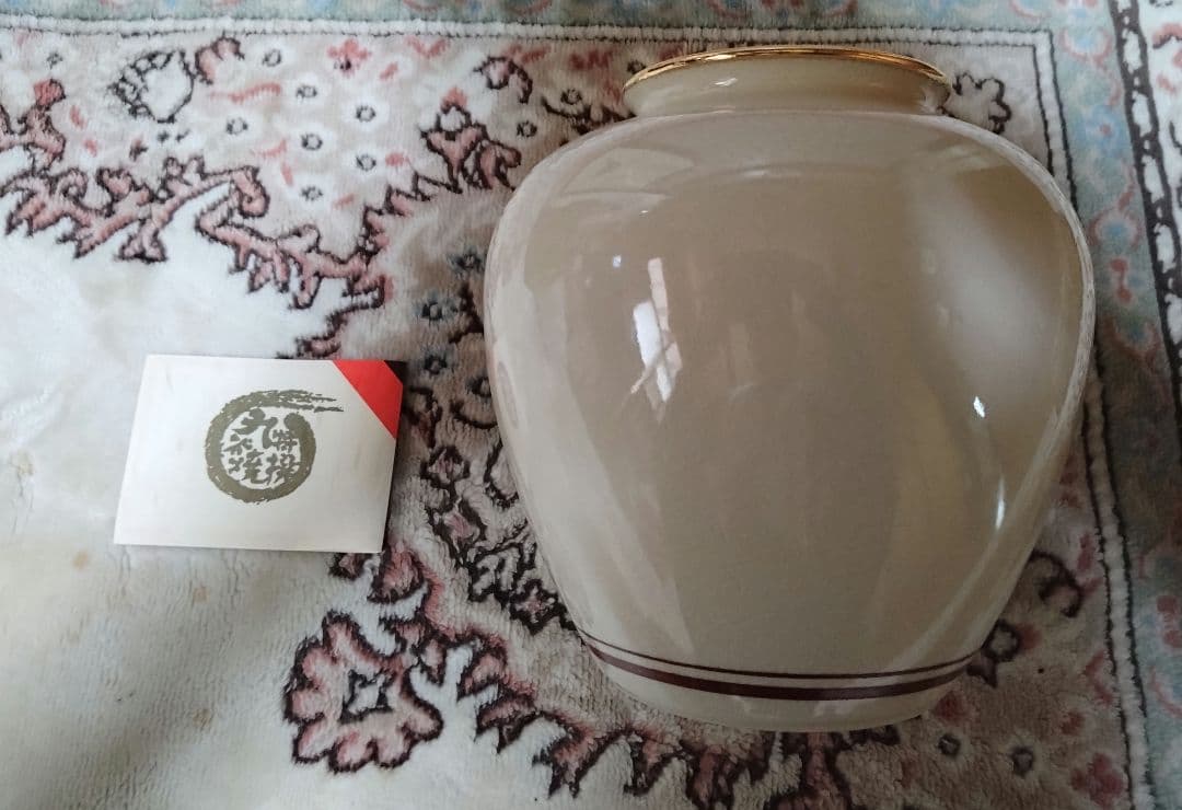花柄陶器の壺 金色の縁取り