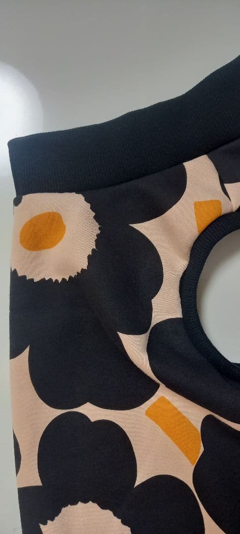 大きな黒い花柄　冬生地