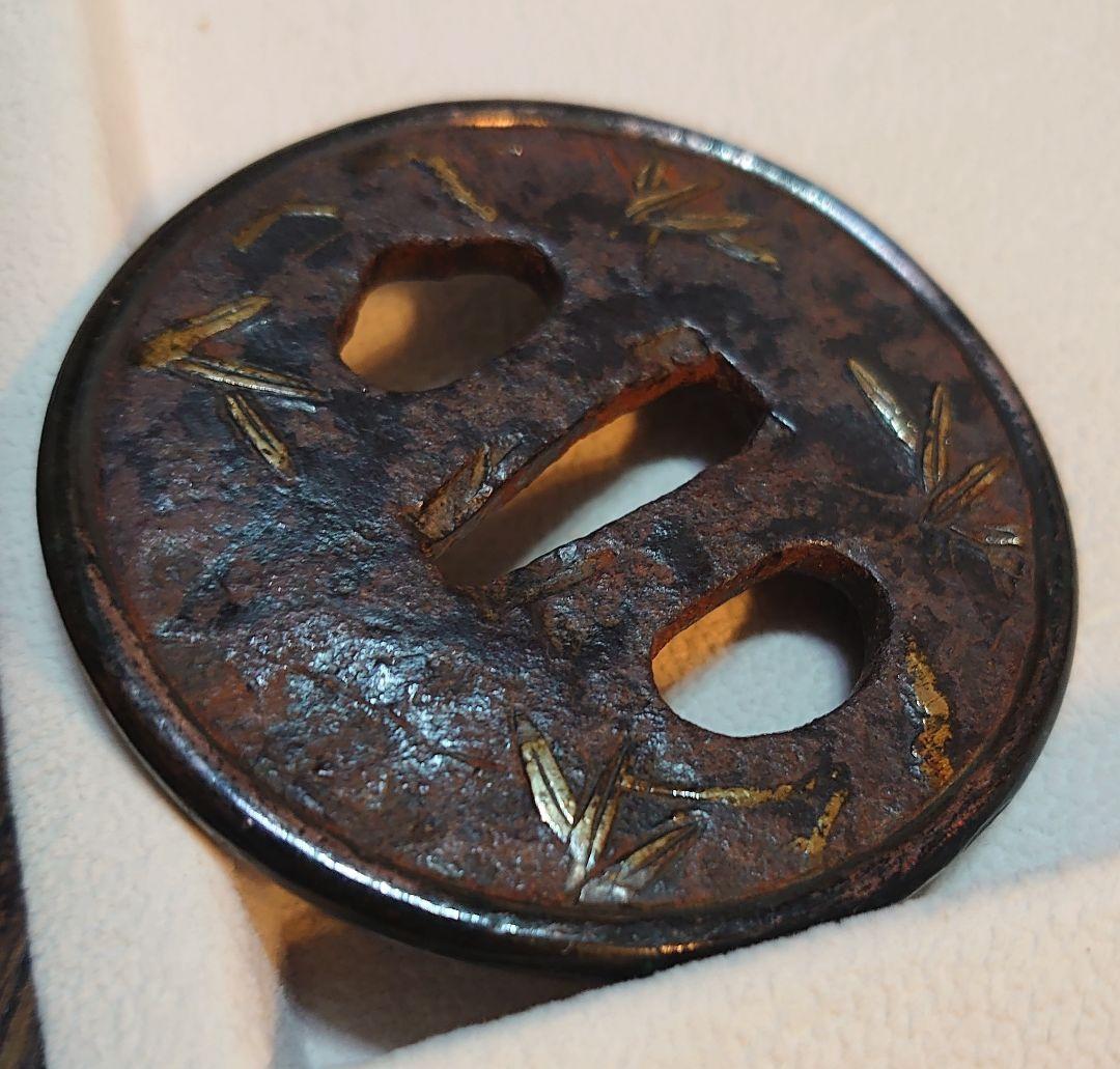【刀装具】『銅覆輪鍍金笹図鉄地鍔』横7.4cm 縦7cm 厚さ4.1〜5.1mm