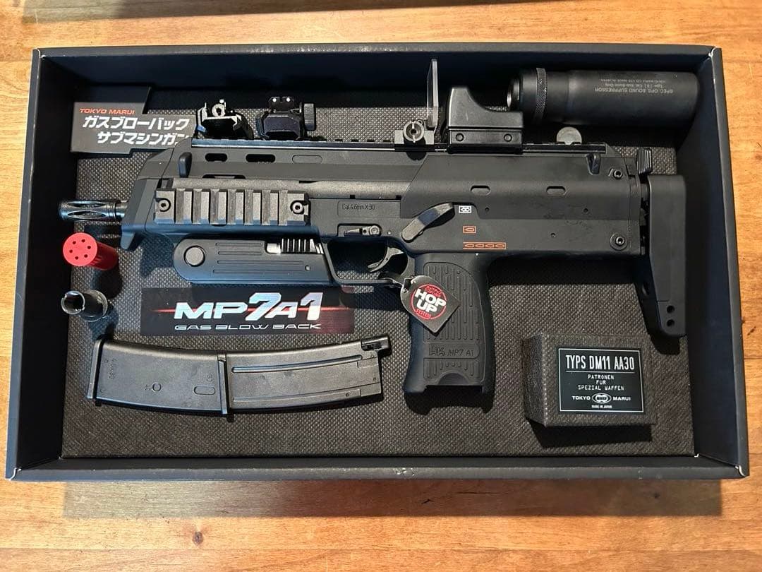 東京マルイ　MP7A1ガスブローバック　カスタム　ドットサイト　サイレンサー付き