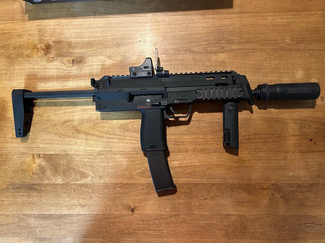 東京マルイ　MP7A1ガスブローバック　カスタム　ドットサイト　サイレンサー付き