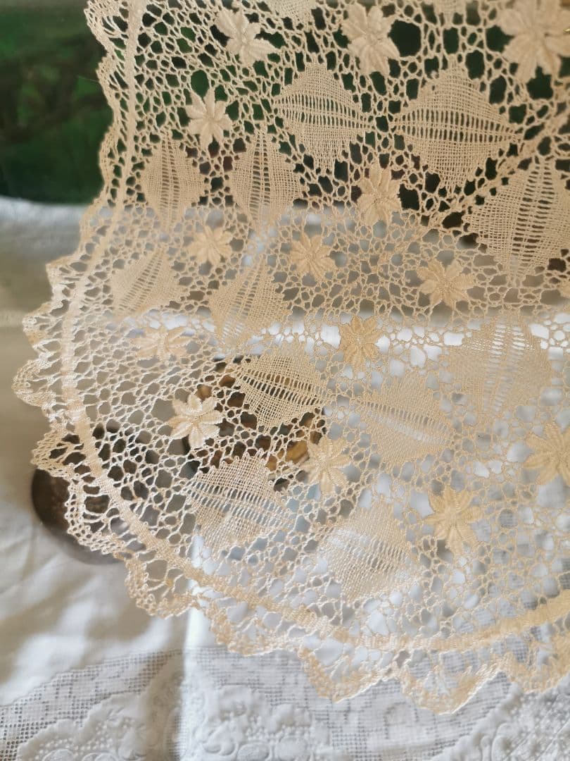 アンティーク イタリア 繊細で涼やかなリネンレース ボビン編み 立体的な花と葉