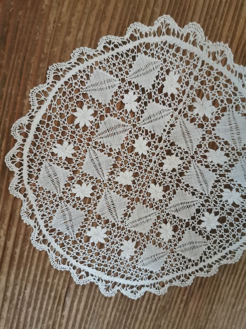 アンティーク イタリア 繊細で涼やかなリネンレース ボビン編み 立体的な花と葉