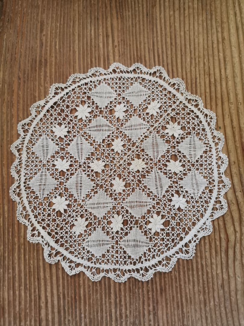 アンティーク イタリア 繊細で涼やかなリネンレース ボビン編み 立体的な花と葉