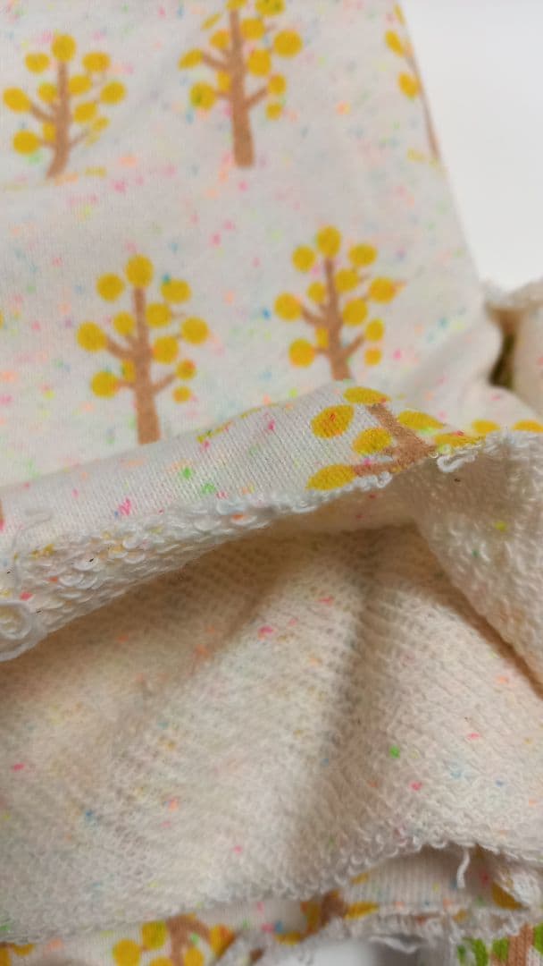 カラフルネップ入りの服