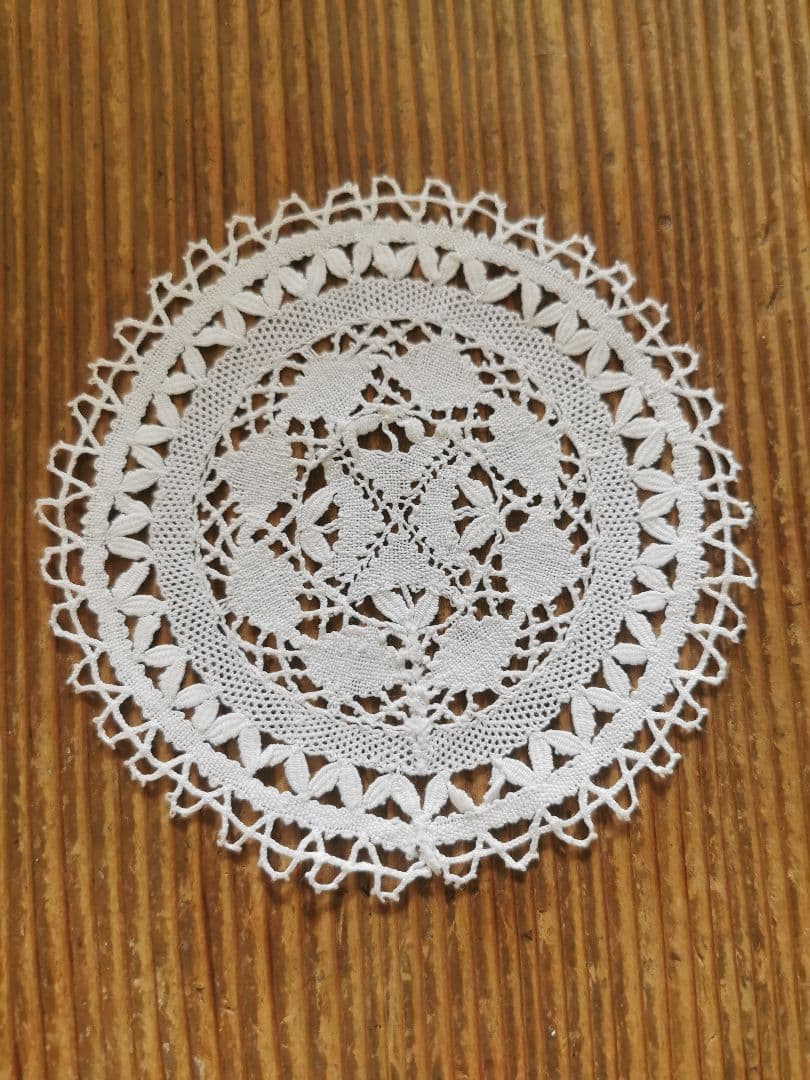 アンティーク マルチーズレース ラウンド小ドイリー 涼やかな麻糸 マルタ十字✠